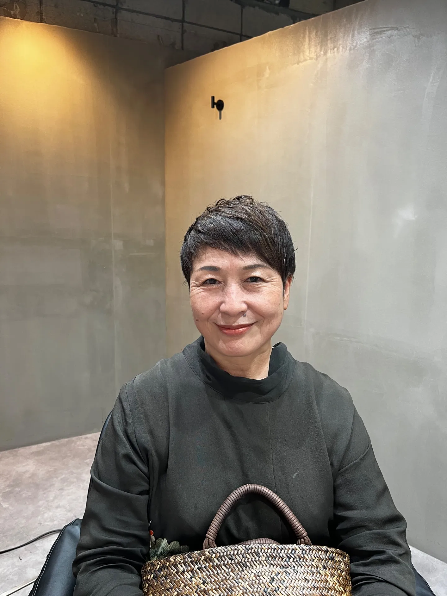 「モードすぎない上品さ。50代・60代・70代女性の2ブロックマッシュショート」